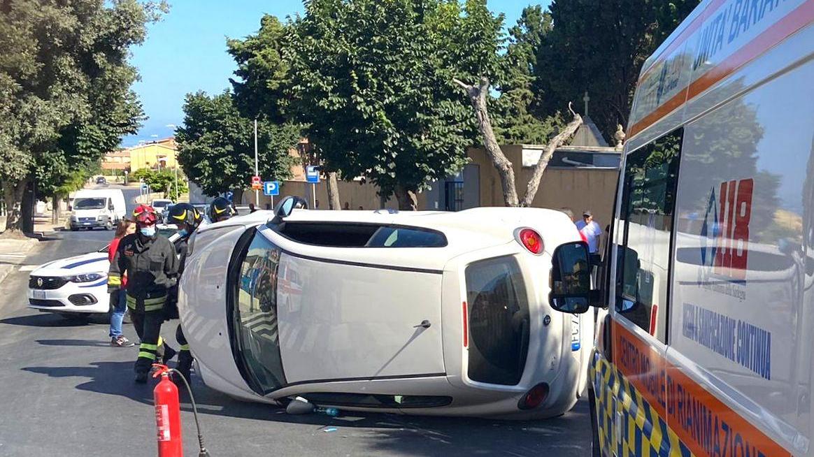 Sorso, perde il controllo dell'Alfa Romeo e si schianta sulle auto in sosta: ferito un 21enne