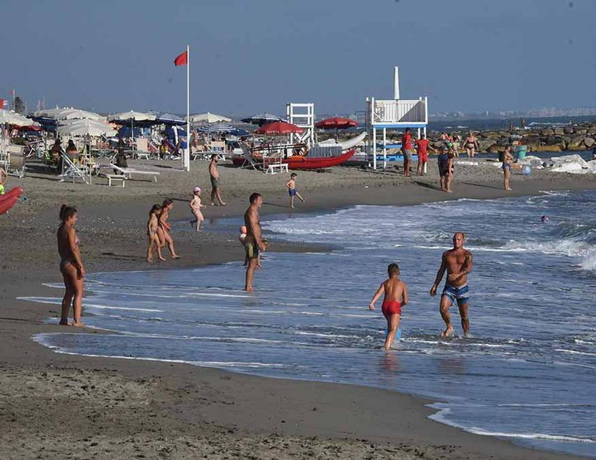 Portano la sabbia e il mare se la rimangia. A Ronchi il ripascimento è usa e getta 