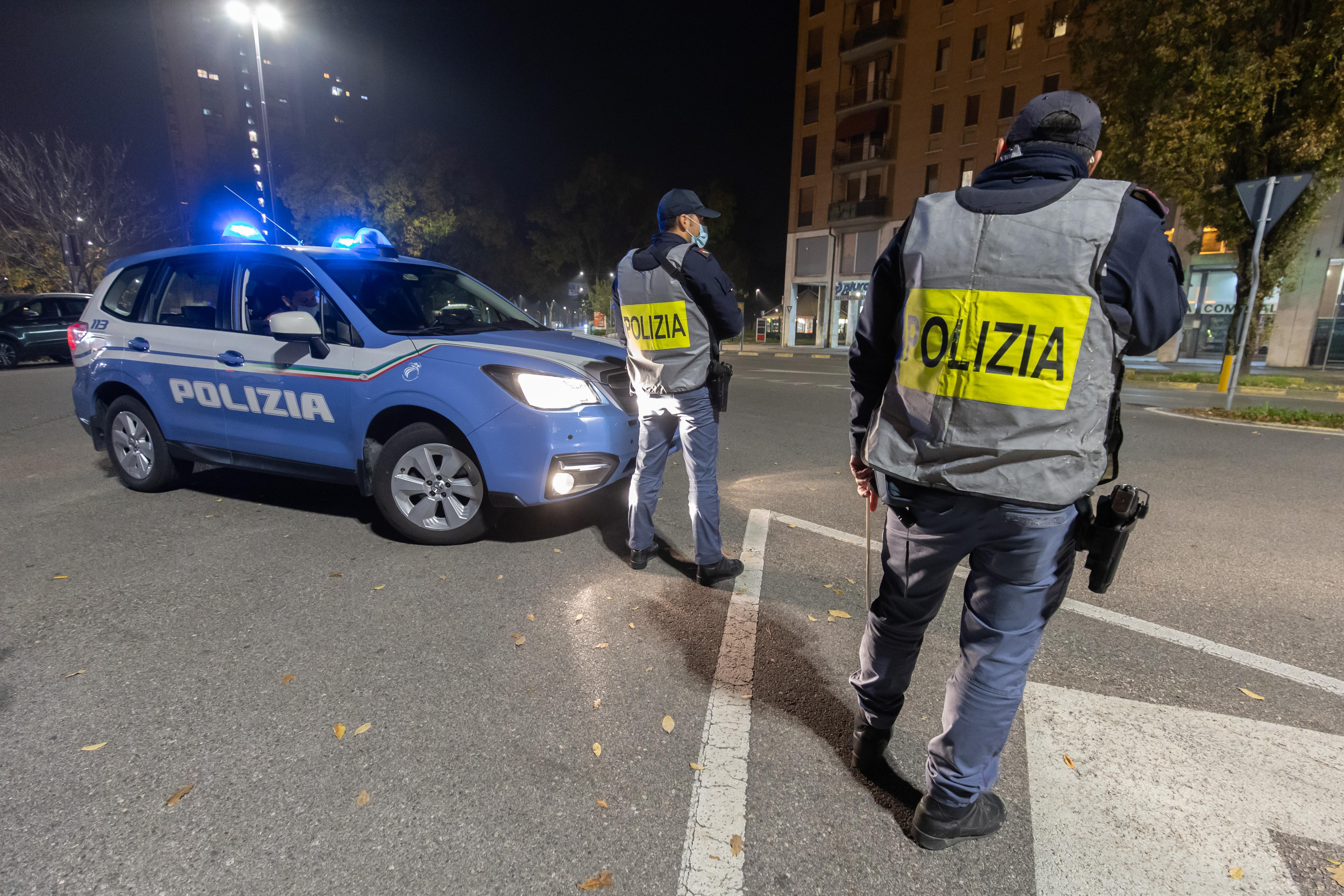 Senza patente e assicurazione, non si ferma all'alt: inseguito e fermato. Auto sequestrata