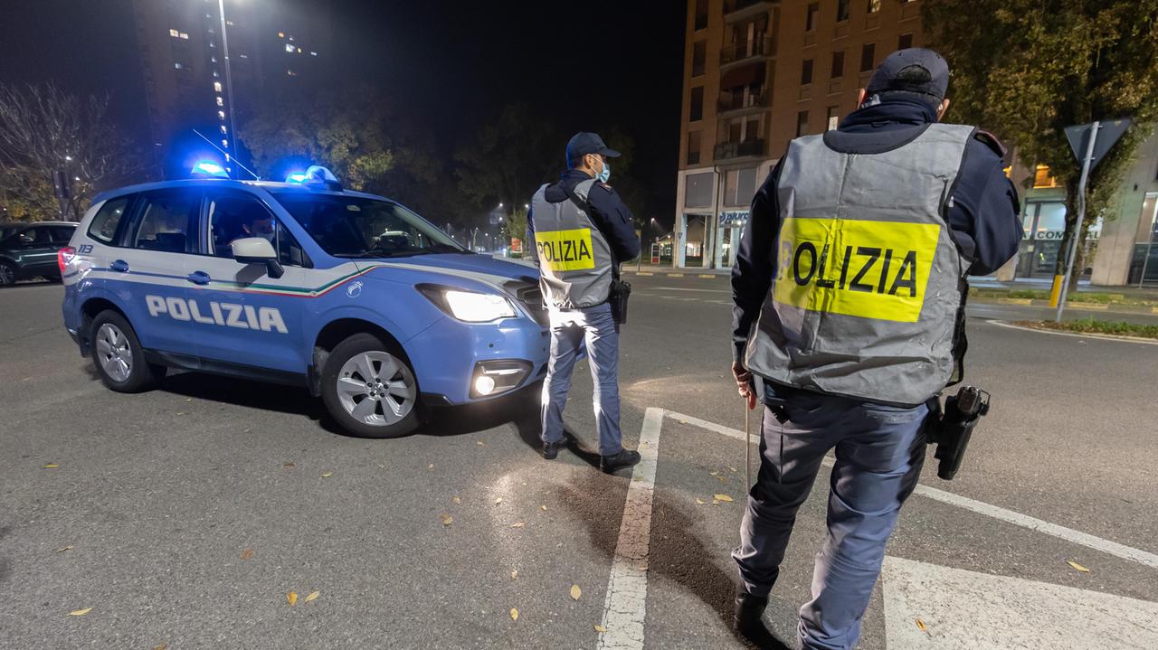 Senza patente e assicurazione, non si ferma all'alt: inseguito e fermato. Auto sequestrata