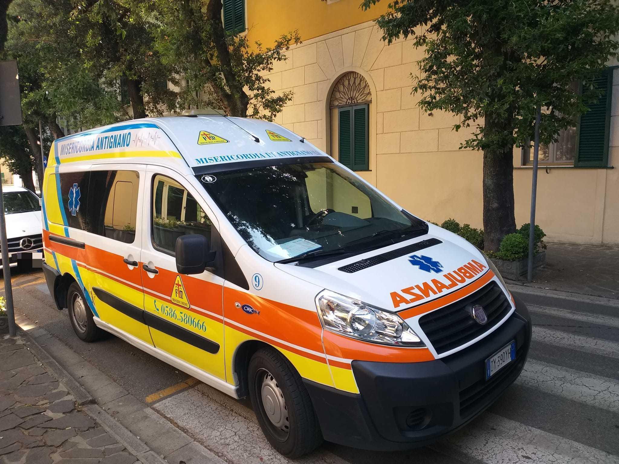 Un'ambulanza della Misericordia di Antignano (foto d'archivio)