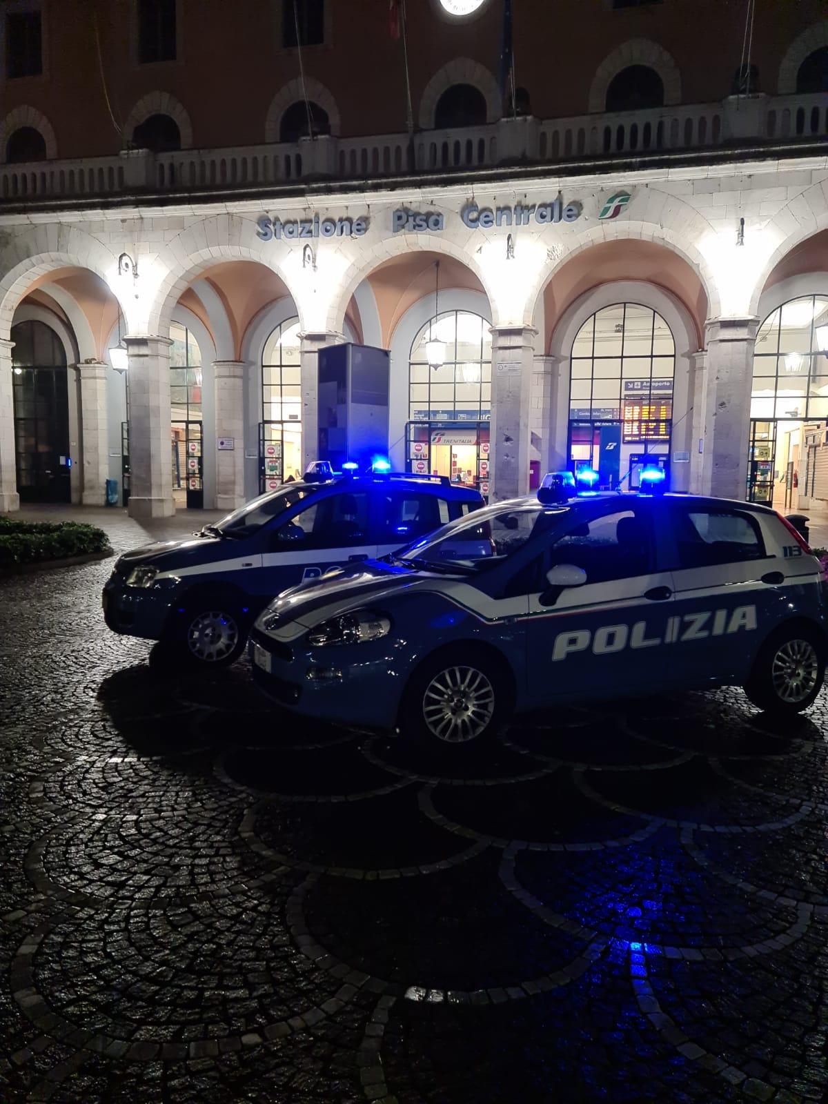 Volanti della polizia alla stazione di Pisa