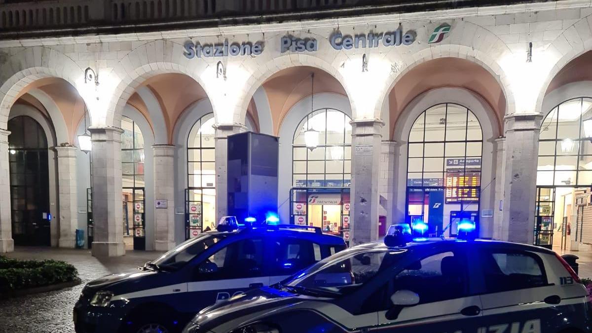 Volanti della polizia alla stazione di Pisa