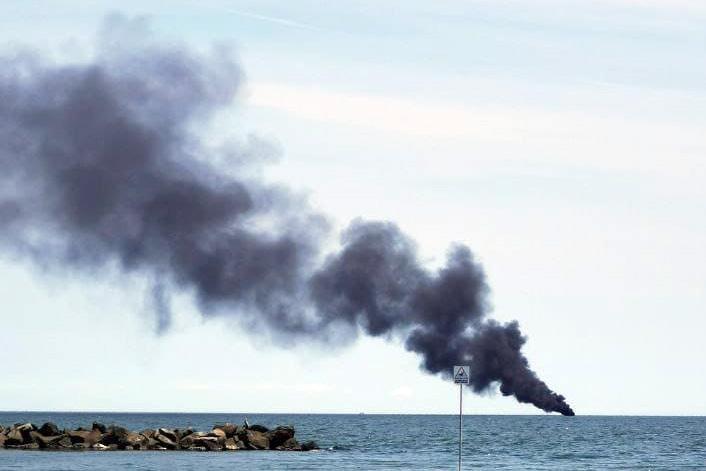 Barca in fiamme al largo di Lido Scacchi