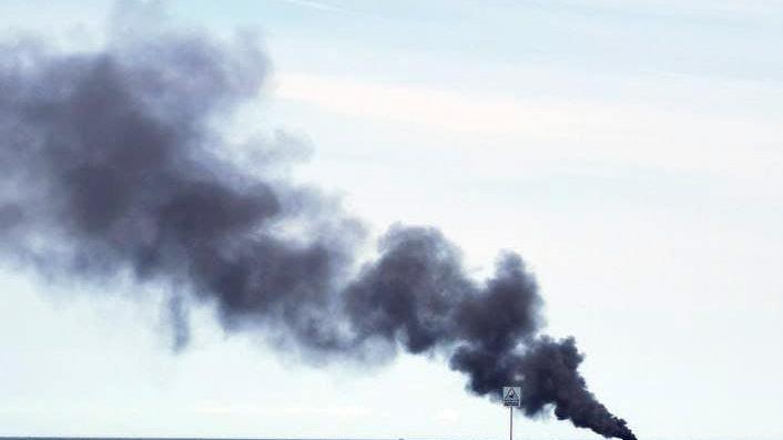 Barca in fiamme al largo di Lido Scacchi