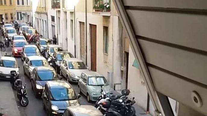Traffico paralizzato al debutto di Straborgo e il Comune di Livorno rivede i divieti: ecco come
