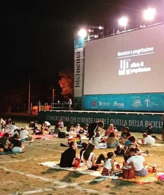 Un soffitto di stelle e i film più belli. Al drive-in con la bici a due passi dal mare 