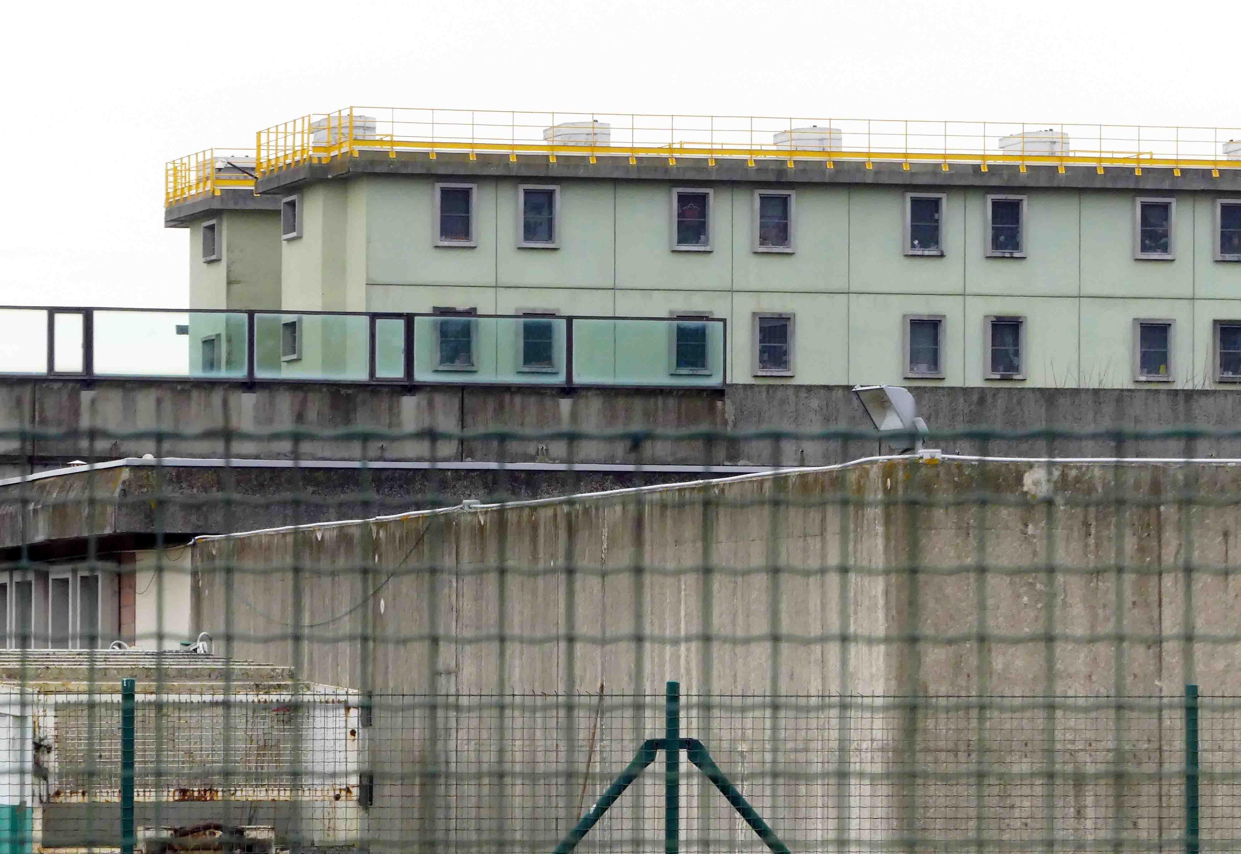 Minaccia l'ex moglie poi si scaglia contro i carabinieri