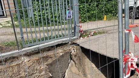 Cede il marciapiede, via Volterrana chiusa al traffico di camion e pullman
