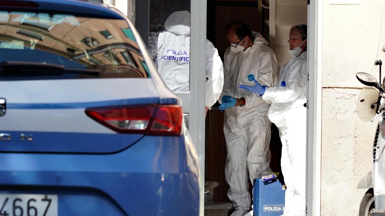 La polizia scientifica sotto l'abitazione (foto Franco Silvi)