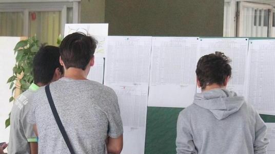 Alle superiori di Pontedera "giudizi sospesi" per 1 studente su 3