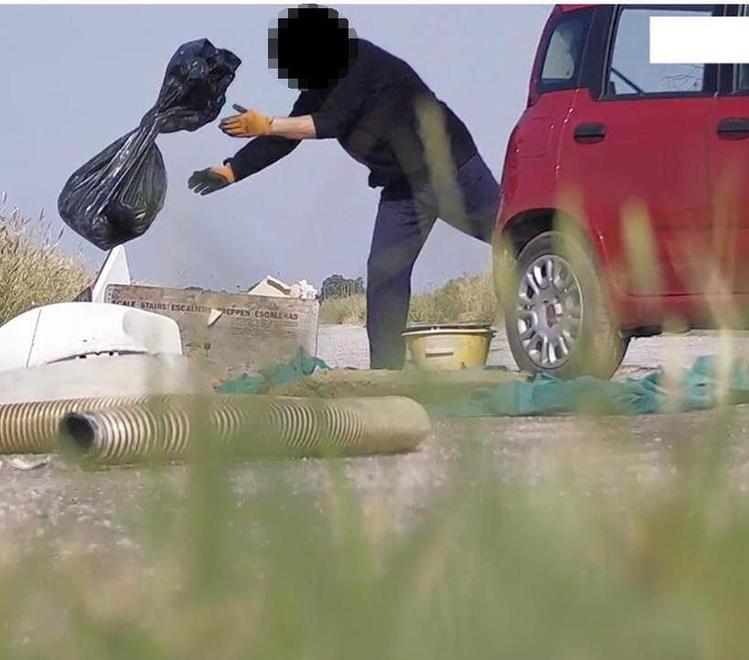 Abbandonano i rifiuti in strada, scoperti grazie alle telecamere 