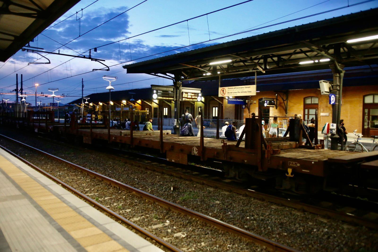 In fiamme vagoni di un treno merci vicino alla stazione