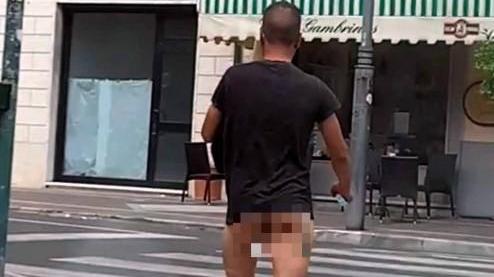 Gira senza pantaloni per le strade di Massa
