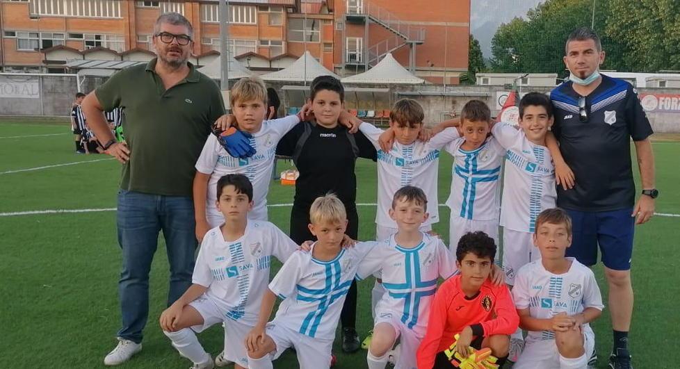 Baby calciatori in campo con le maglie e i nomi dei super campioni