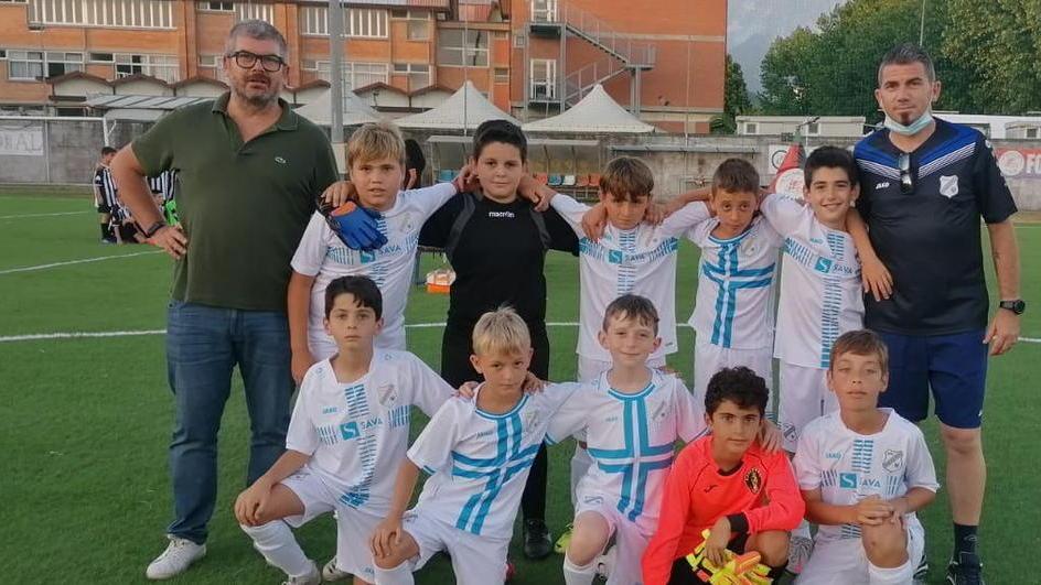 Baby calciatori in campo con le maglie e i nomi dei super campioni