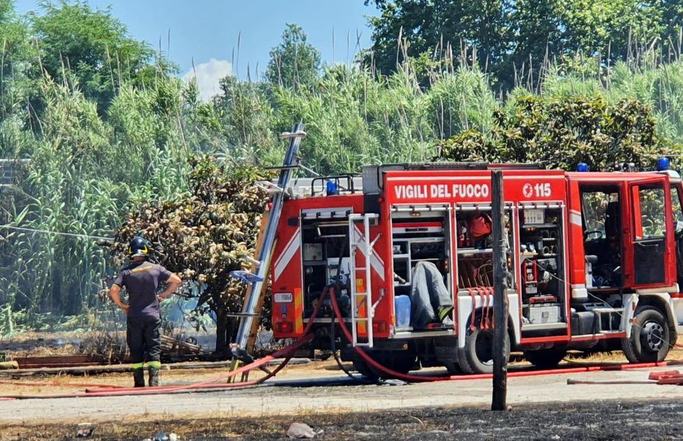 Fuoco vicino alle case e fumo sulla Variante Paura per un incendio 