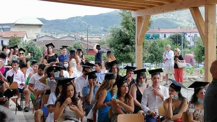 Consegna dei diplomi, poi la festa con i saluti al preside Fazio