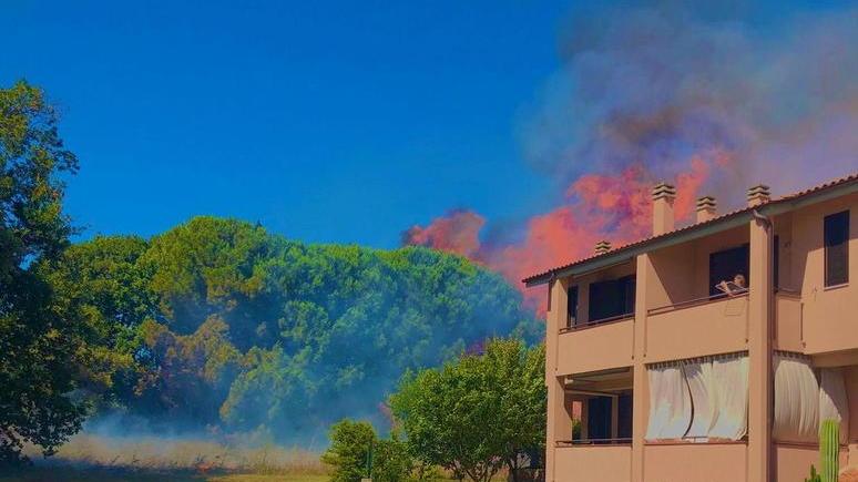 Fiamme nella zona sud Allontanate dalle case una decina di persone