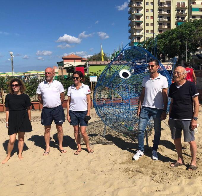 Marino il pesce spazzino aiuta i bambini a differenziare 