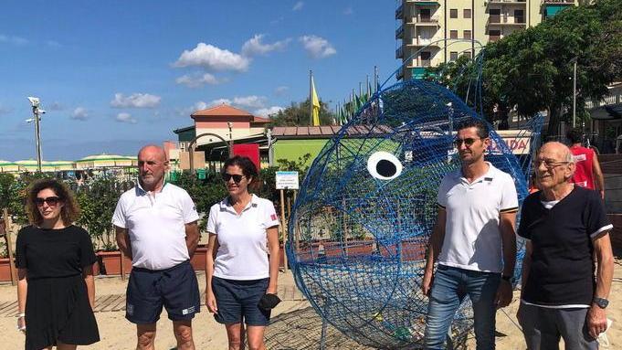 Marino il pesce spazzino aiuta i bambini a differenziare