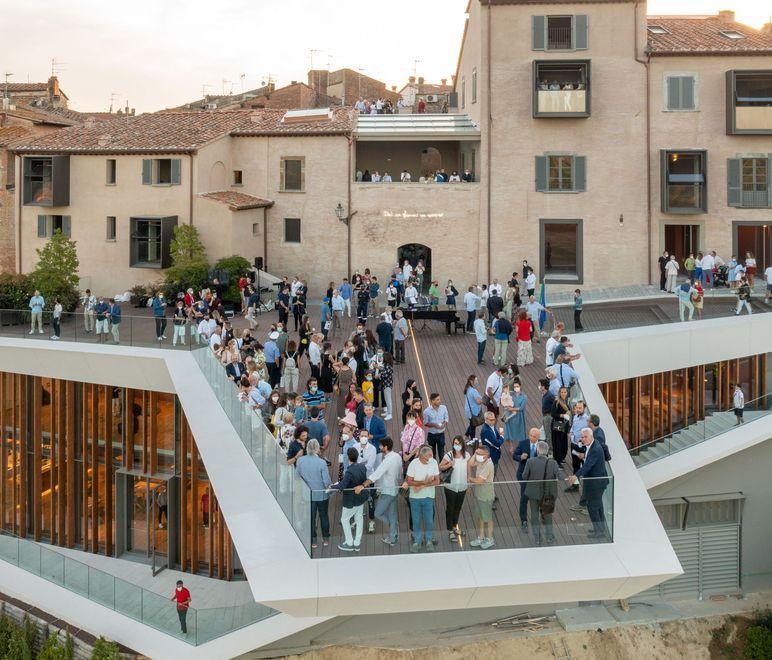 In duemila per lo storico debutto del Palazzo Senza Tempo di Cucinella 