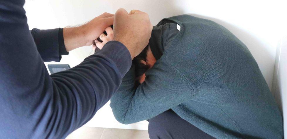 Pestata dal marito geloso la moglie scappa portando via i due figli