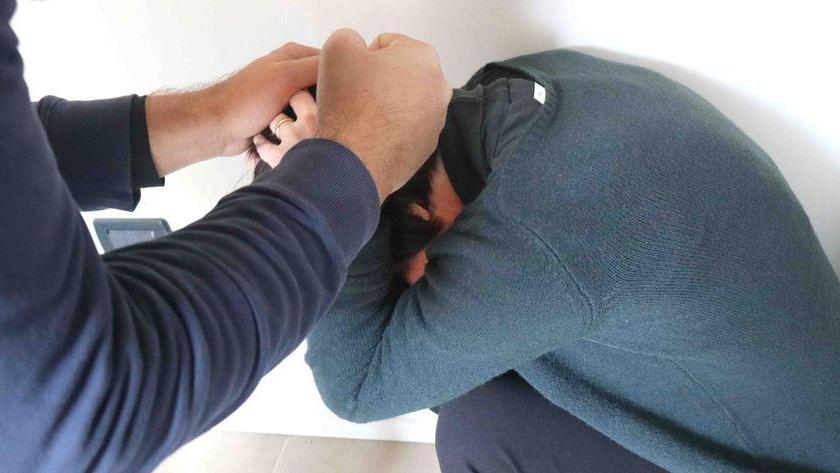 Pestata dal marito geloso la moglie scappa portando via i due figli