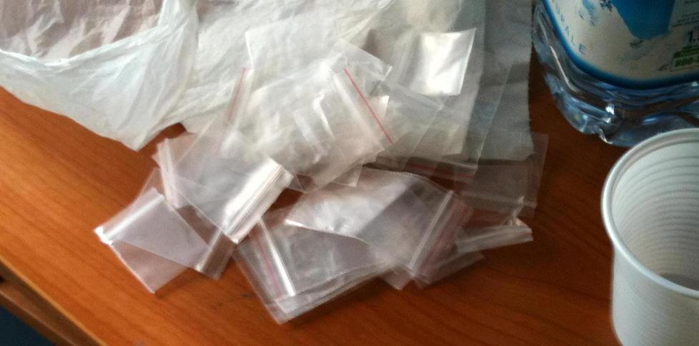 Spacciatore di ketamina nasconde la droga nella scatola da scarpe