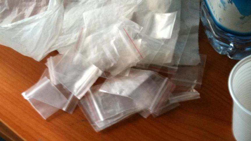 Spacciatore di ketamina nasconde la droga nella scatola da scarpe