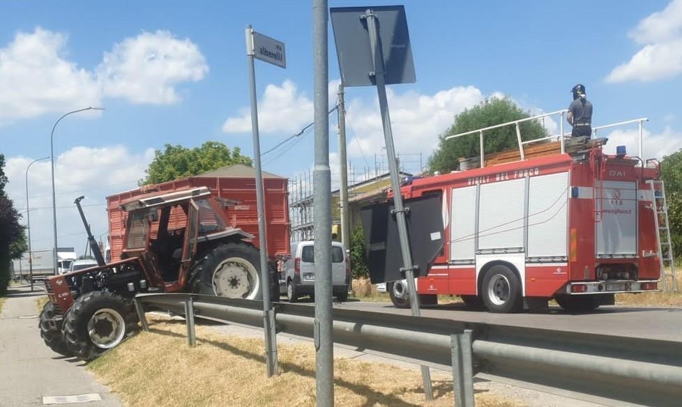 Scontro con un trattore vicino alla rotatoria Automobilista ferito