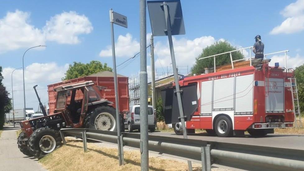 Scontro con un trattore vicino alla rotatoria Automobilista ferito