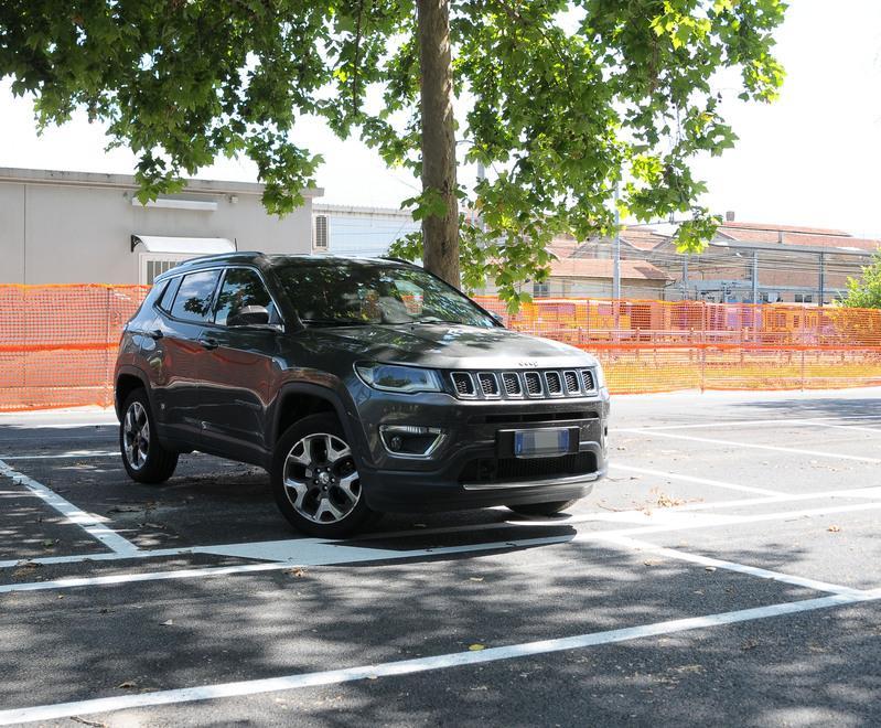 Un’auto posteggiata in tutta la giornata