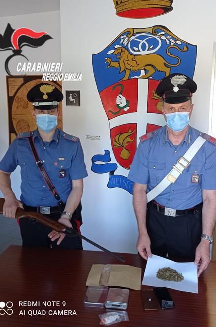Nascondeva in casa hascisc e una carabina Giovane denunciato