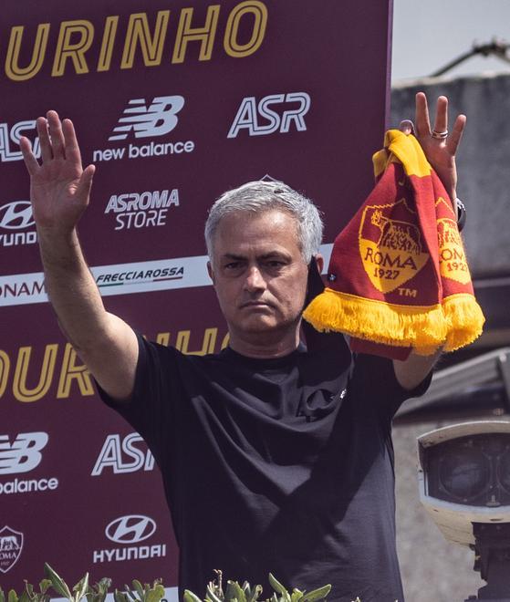 Mourinho accolto a Roma dal tripudio dei tifosi