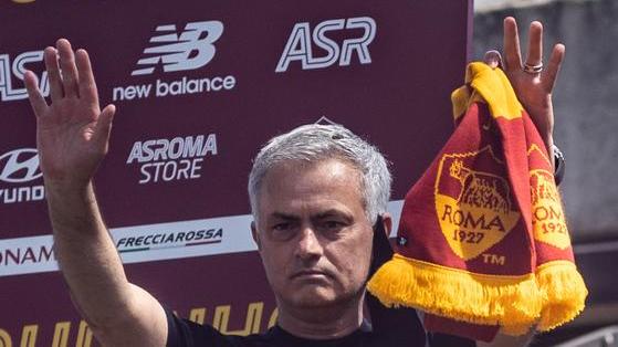 Mourinho accolto a Roma dal tripudio dei tifosi