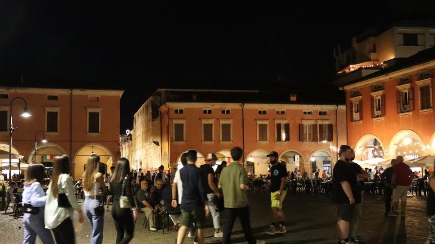 Esordio bagnato dalla pioggia per i “Giovedì di luglio” «Ma c’è voglia di uscire»