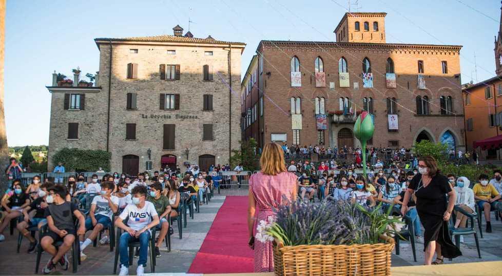 Cerimonia in piazza per i diplomi agli alunni 