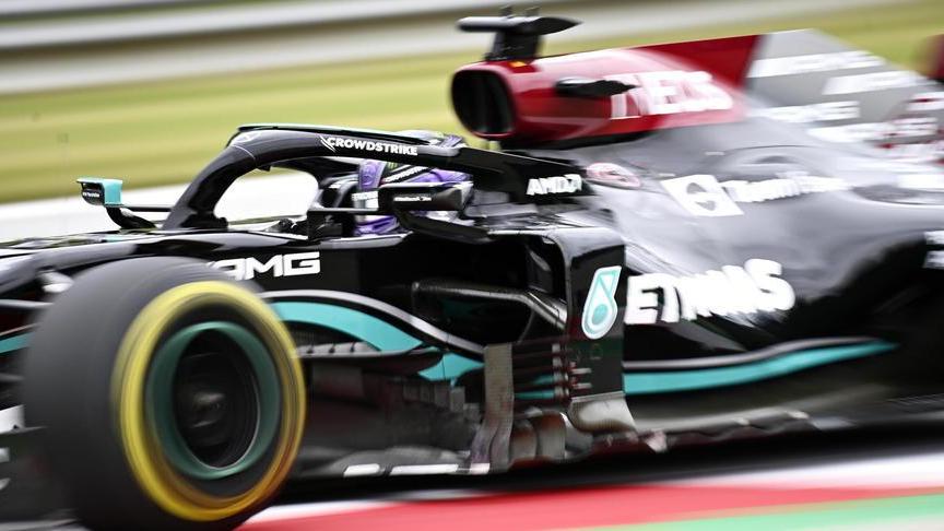 Hamilton e Mercedes scattano nelle libere ma Verstappen c’è Ferrari a ritmo lento