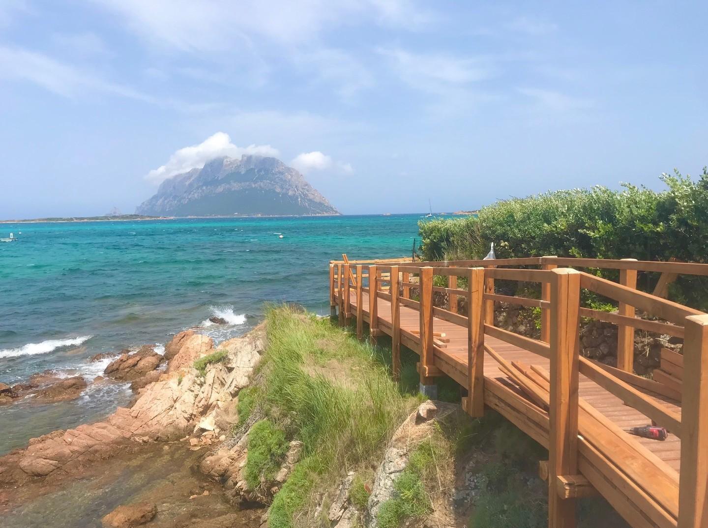Altre due passerelle di legno sul mare 