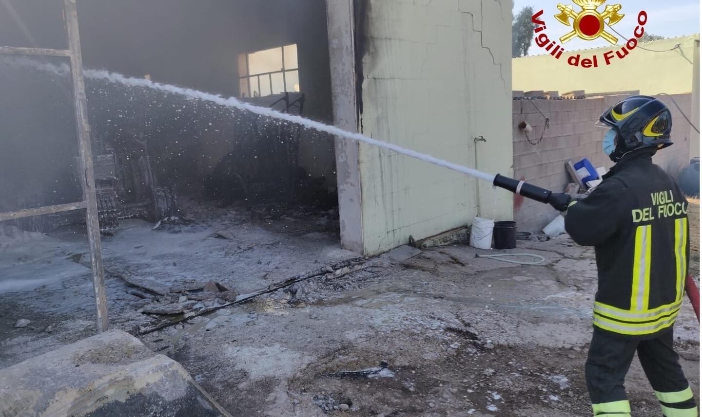 Fiamme all’alba, fienile distrutto da un incendio a Putifigari