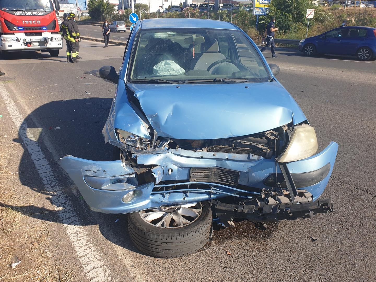 Fa inversione e va a sbattere con una Citroën: ferita una donna