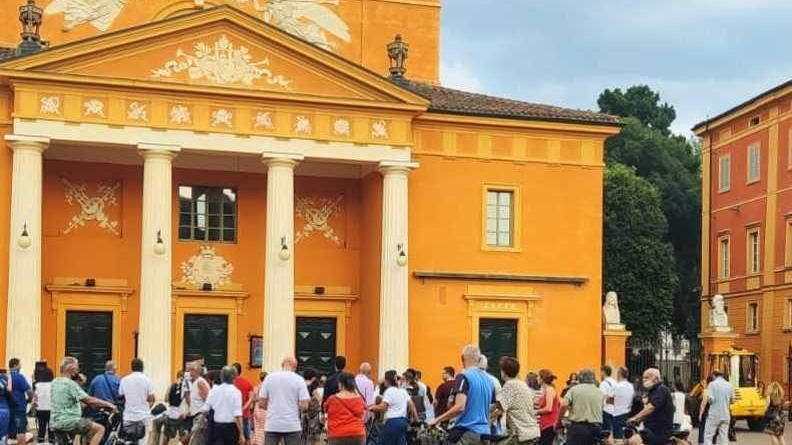 I “no mask” sbarcano in piazza anche a Carpi. Un centinaio per il “No paura day”