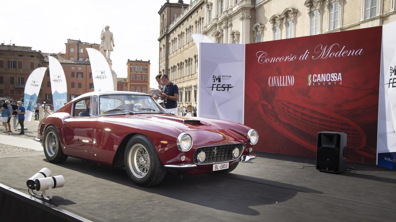 Modena. In piazza Roma arrivano i gioielli firmati Ferrari. Ed è boom di presenze per ammirarle