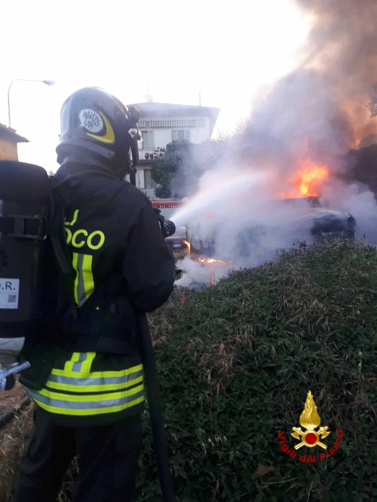 L'auto in fiamme a Mezzana
