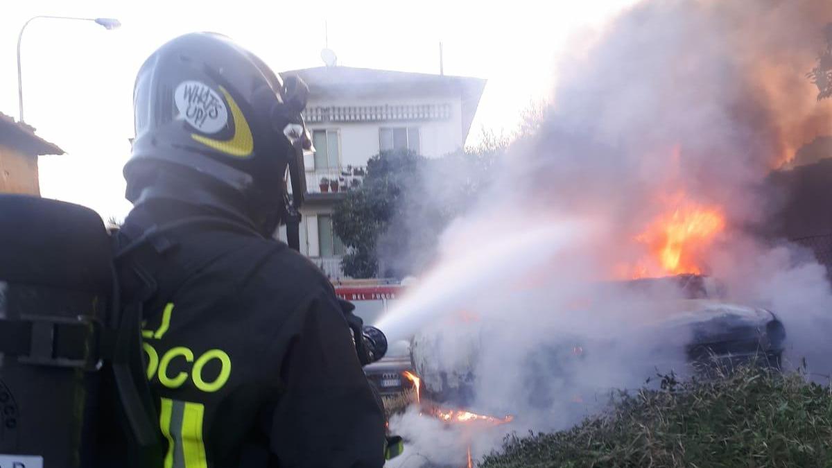 L'auto in fiamme a Mezzana