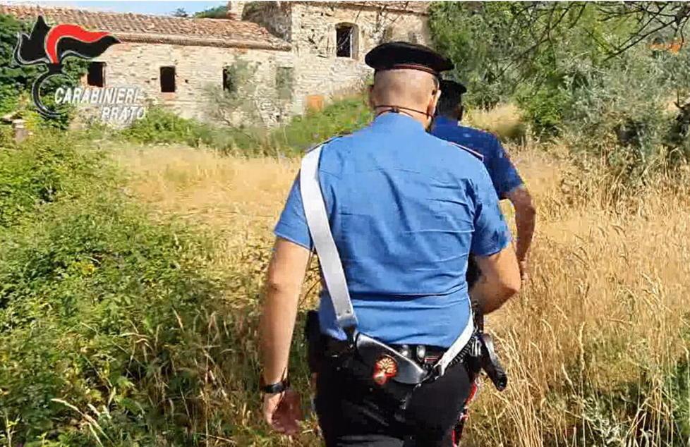 I carabinieri nel luogo dove è stato trovato il cadavere la cui identità è molto probabile, ma non ancora certa