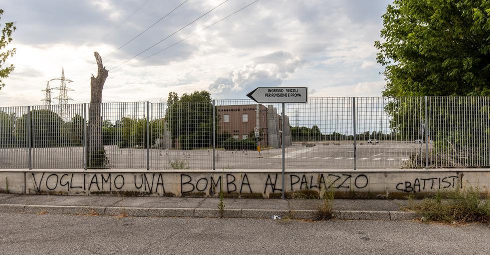 Ferrara, scritte e minacce: «Vogliamo una bomba al palazzo»