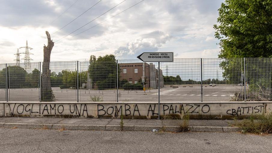 Ferrara, scritte e minacce: «Vogliamo una bomba al palazzo»