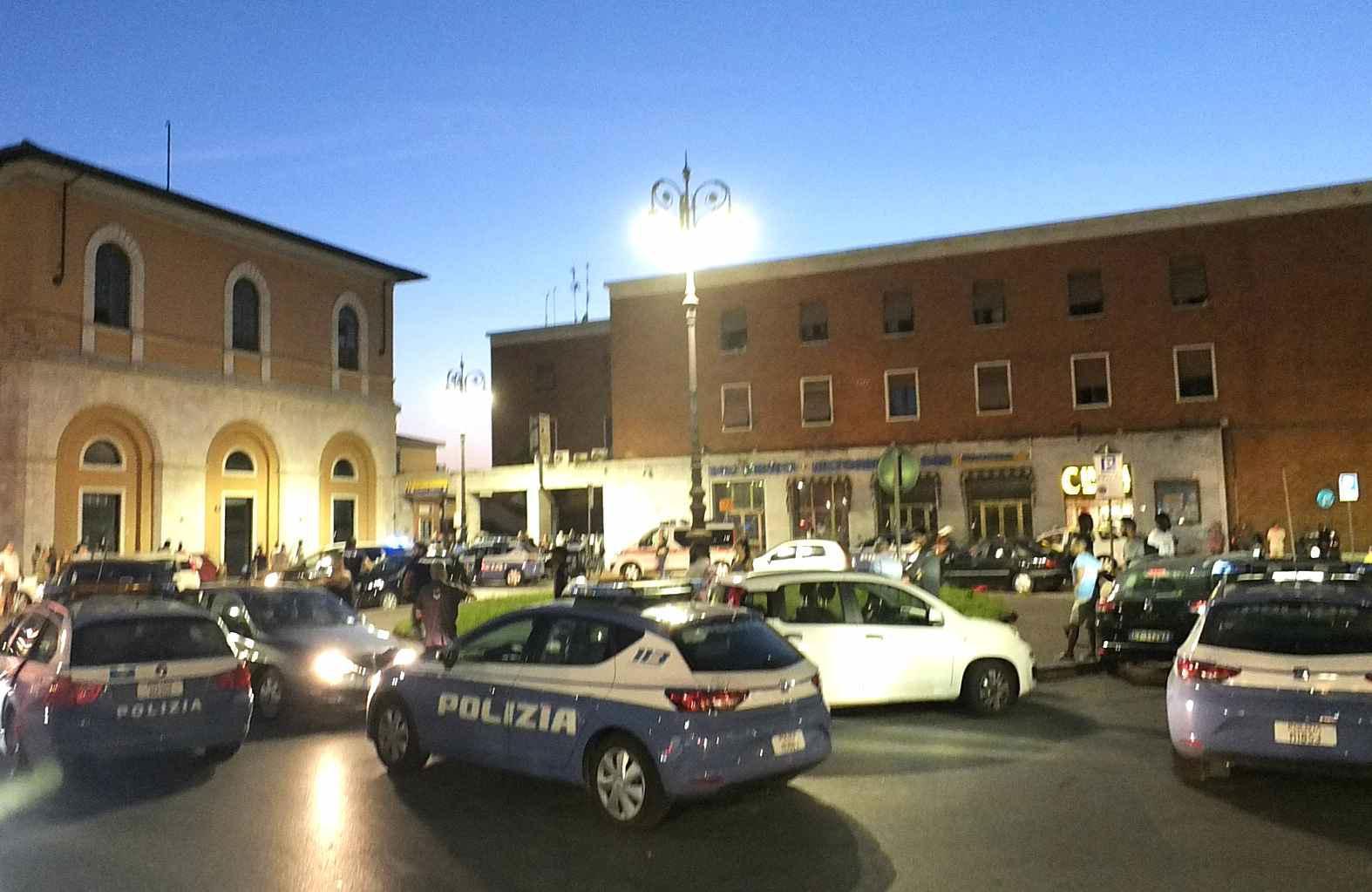 La polizia davanti alla stazione di Pisa